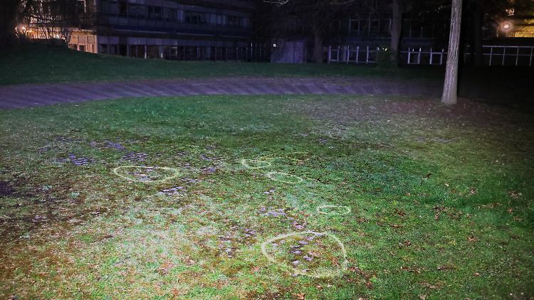 Markierungen sind im Bereich eines Schulzentrums im Stadtteil Wiblingen auf dem Boden zu sehen.