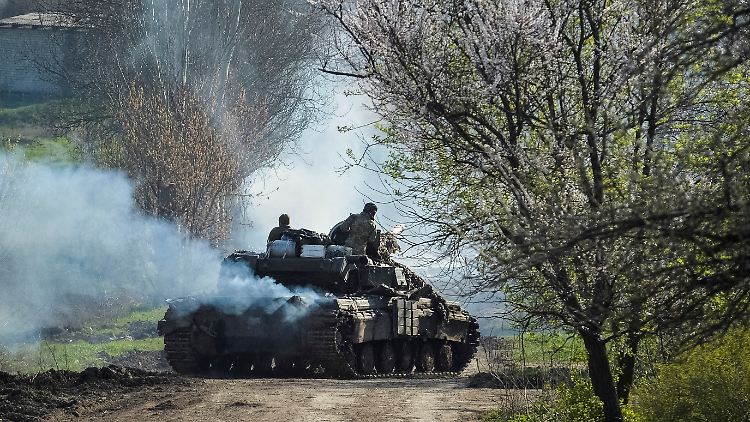 Ein ukrainischer Panzer in der Nähe des heftig umkämpften Bachmut.