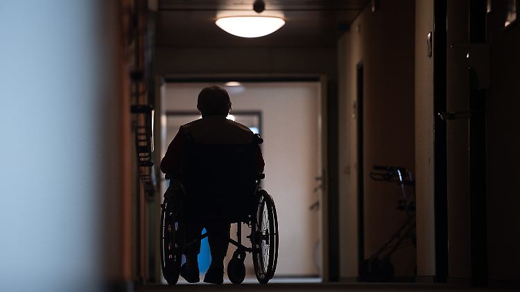 Die 56 und 47 Jahre alten Eltern und ihr 26 Jahre alter Sohn sollen keine gesetzlich vorgeschriebene Verantwortliche Pflegefachkraft angestellt haben, so konnten sie Leistungen abändern.