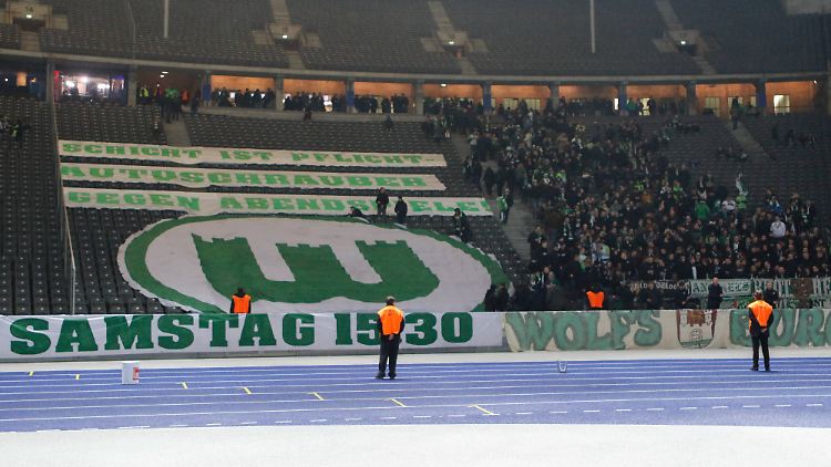 "Schicht ist Pflicht. Autoschrauber gegen Abendspiele", plakatierten Fans des VfL Wolfsburg 2018 beim Gastspiel in Berlin. Mittlerweile dürften sie nichts mehr zu meckern haben.