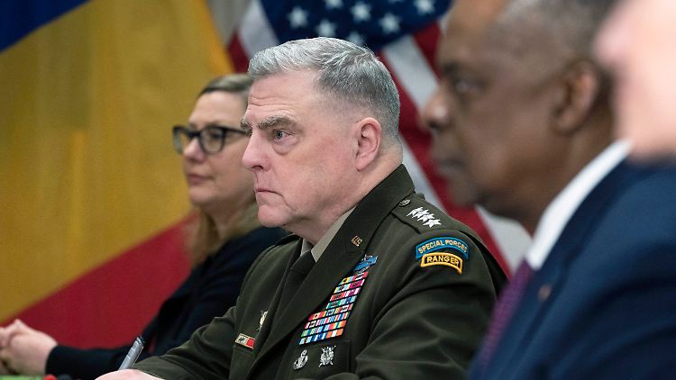 Erleben stürmische Tage: US-Oberkommandeur Mark Milley (Mitte) und Verteidigungsminister Lloyd Austin (rechts).