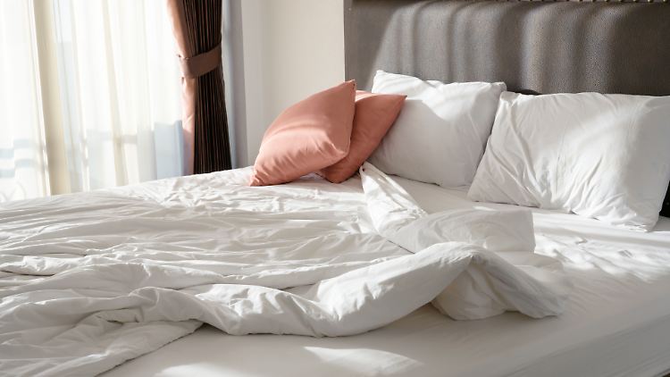 Aus günstiger Microfaser oder feinstem Cashmere – mit einer leichten Sommerbettdecke schläft es sich in warmen Nächten deutlich angenehmer.