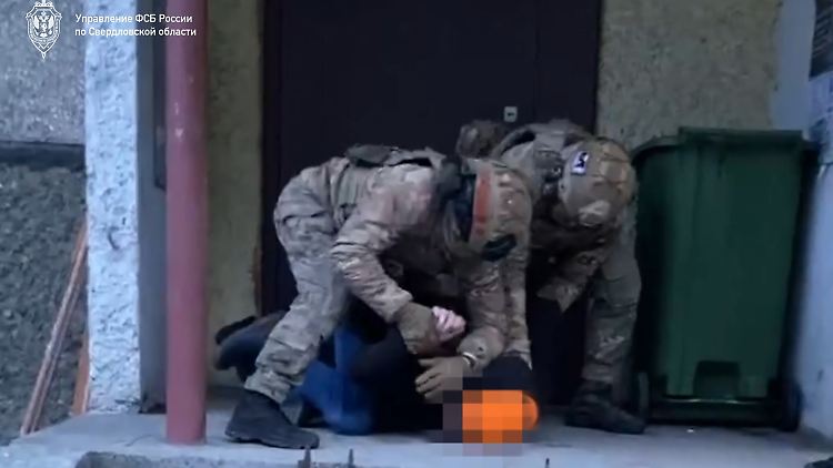 Das Foto zeigt FSB-Mitarbeiter, die am 4. April einen Mann festnehmen, der für die Ukraine spioniert haben soll. 