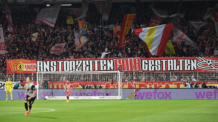 Union Berlin musste wegen Europapokal-Verpflichtungen diese Saison zwangsläufig oft sonntags spielen, an den Protesten gegen die Anstoßzeiten der Bundesliga beteiligen sich die Fans der Eisernen trotzdem.