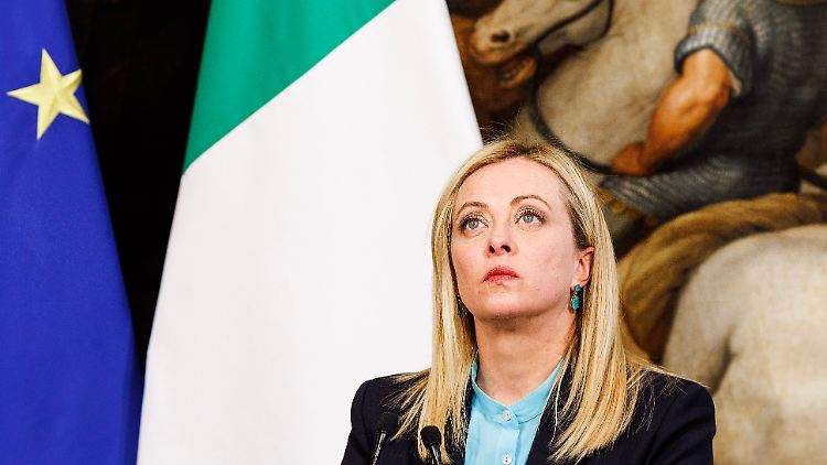 Italiens Regierungschefin Meloni steht wegen der wachsenden Zahl von Migranten innenpolitisch unter Druck. 