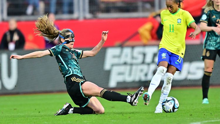 Leupolz spielte bei ihrem Comeback wegen eines Nasenbeinbruchs mit Maske.