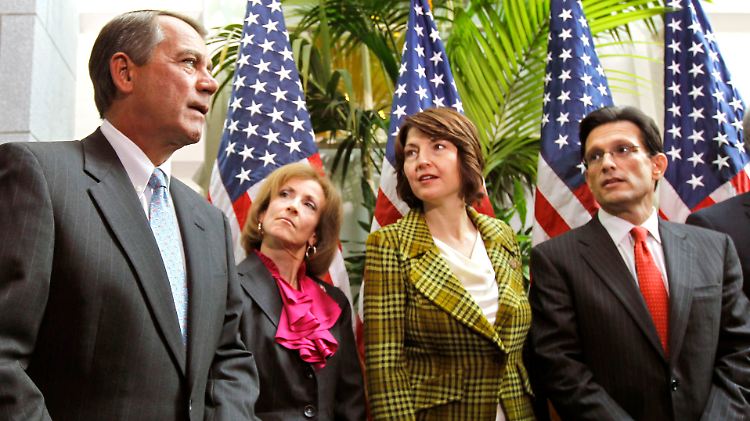 Der Chef des Repräsentantenhauses, der Republikaner John Boehner (l), stellt mit einigen Parteifreunden den Gesetzentwurf vor.