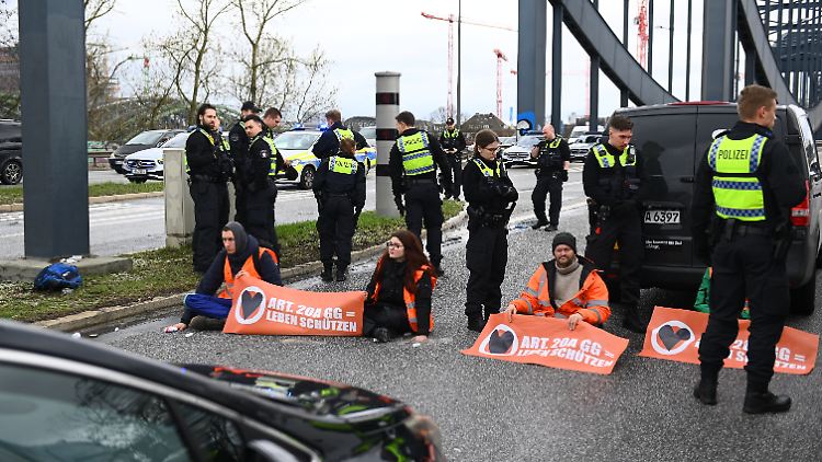 Die Sitzblockaden treffen vor allem Pendlerinnen und Pendler, kritisieren die Aktivisten von Fridays for Future.
