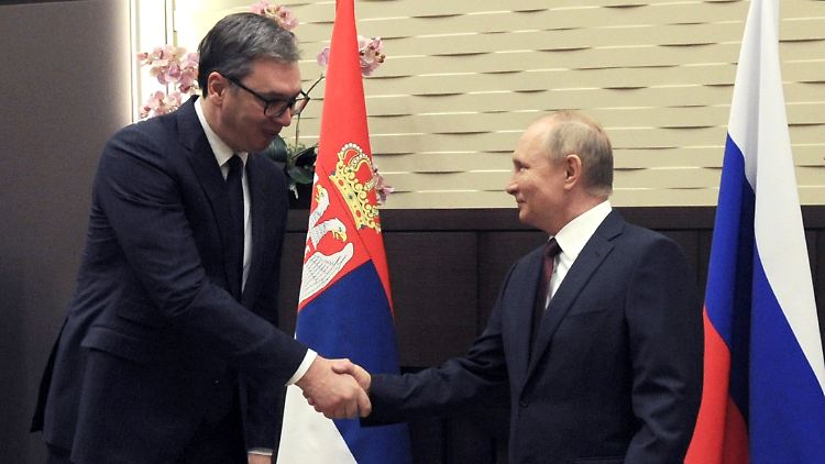 Der serbische Präsident Aleksandar Vučić (l.) gilt eigentlich als Freund des russischen Präsidenten Wladimir Putin.