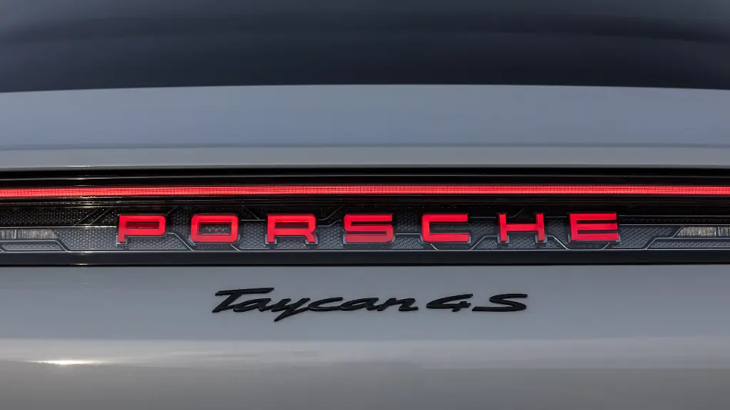 Porsche-Taycan-2024-Schriftzug