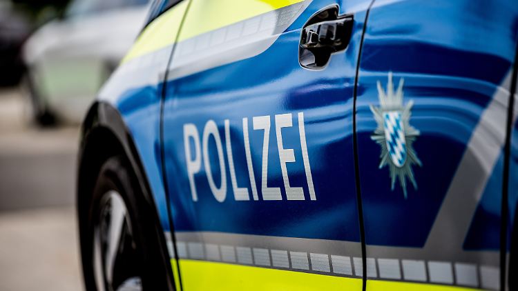 Bei seiner Festnahme wehrt sich ein Jugendlicher so heftig, dass er einen Beamten am Knie verletzt.
