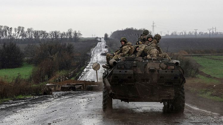 Inwiefern die Spezialkräfte im Austausch mit ukrainischen Soldaten stehen, wo sie stationiert sind und was genau sie in der Ukraine tun, geht aus den Dokumenten offenbar nicht hervor. 