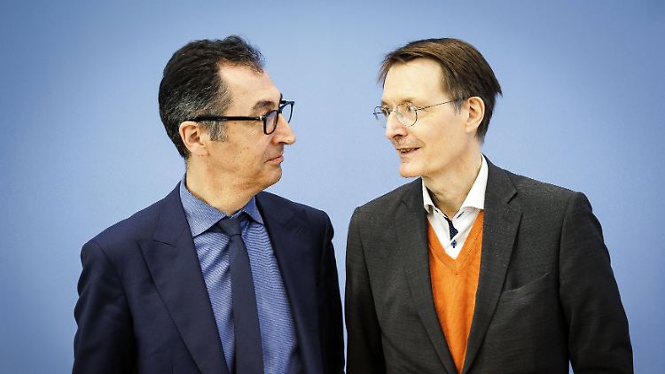 Özdemir (l) und Lauterbach stellen die Pläne zur Legalisierung von Cannabis vor.