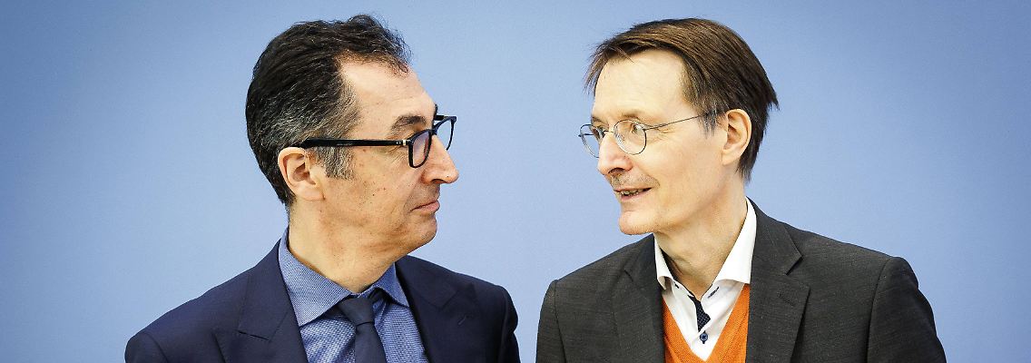 Özdemir (l) und Lauterbach stellen die Pläne zur Legalisierung von Cannabis vor.