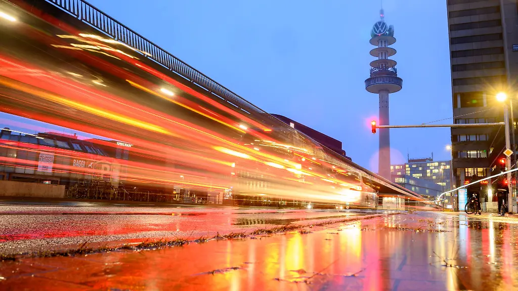 Der-ehemalige-Fernsehturm-Telemoritz-auch-VW-Tower-steht-an-der-Raschplatzhochstrasse