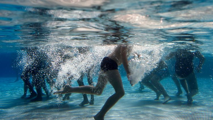 Wollen Kinder ohne Erwachsene ins Freibad oder Strandbad, sollten sie mindestens das Bronze-Abzeichen, auch Freischwimmer genannt, haben.