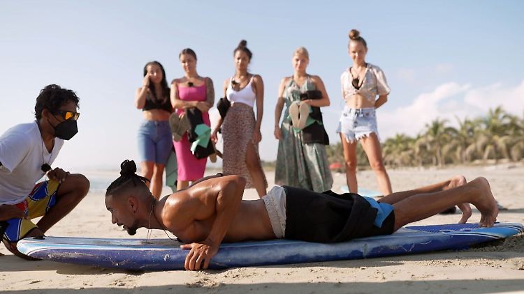 Nein, das ist nicht "Pimmelball" - hier geht es für "Bachelor" David ums Surfen.
