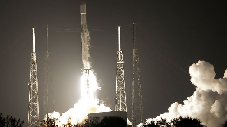 Die Falcon-9-Rakete des US-Raumfahrtunternehmens SpaceX beim Start im Dezember. 