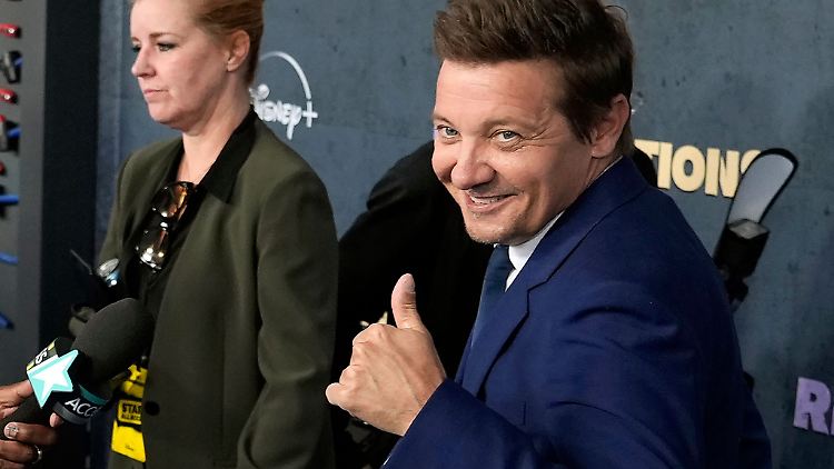 Im April zeigte sich Renner bereits wieder bei einer Filmpremiere auf dem roten Teppich.