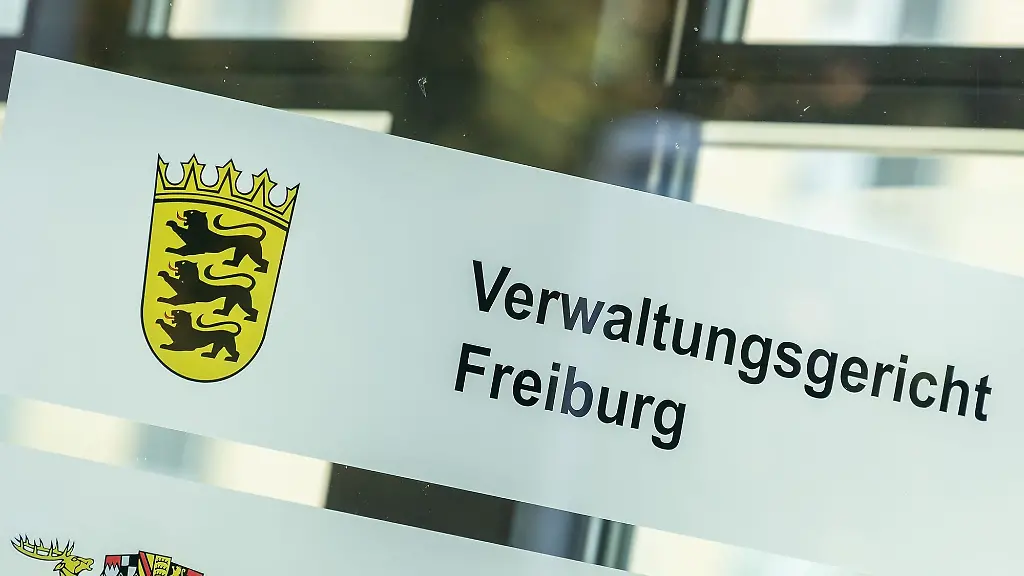 Der-Schriftzug-Verwaltungsgericht-Freiburg-haengt-vor-dem-Eingang-des-Gerichts