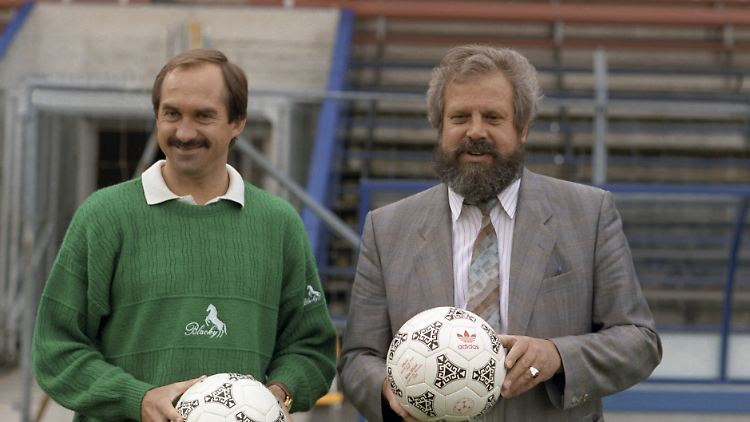 Uli Stielike (l.) bei seiner Vorstellung als Schweizer Nationaltrainer im Mai 1989. Neben ihm der 2020 verstorbene Paul Wolfisberg, der damalige Interimstrainer. 
