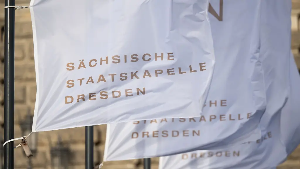Fahnen-der-Staatskapelle-wehen-vor-der-Semperoper-im-Wind
