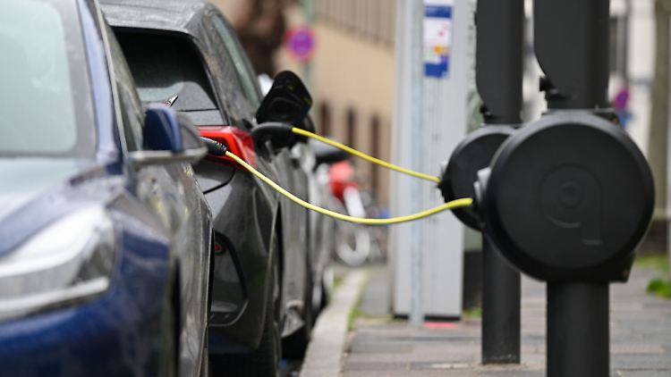 Der mittlere Einstiegspreis aller 78 in Deutschland erhältlichen vollelektrischen Modelle (BEV) liegt bei 48.700 Euro, hat das Center of Automotive Management errechnet.