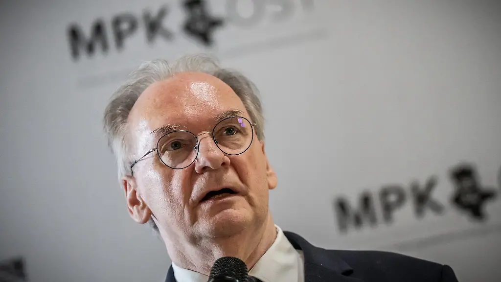 Reiner-Haseloff-CDU-Ministerpraesident-von-Sachsen-Anhalt-spricht-bei-einer-Pressekonferenz