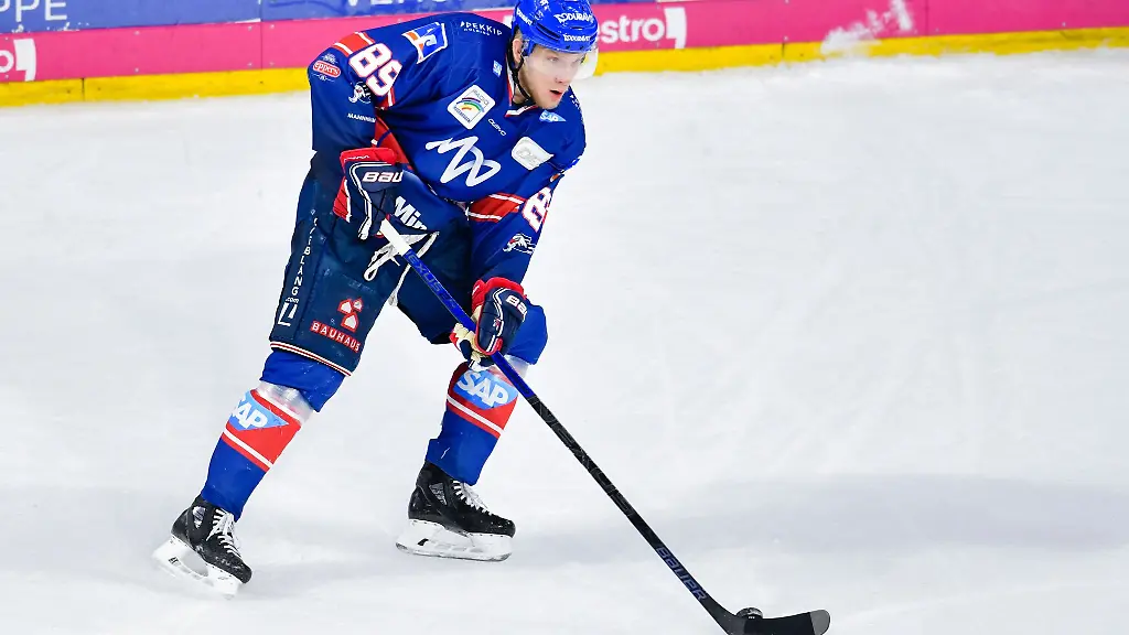 Mannheims-David-Wolf-spielt-den-Puck