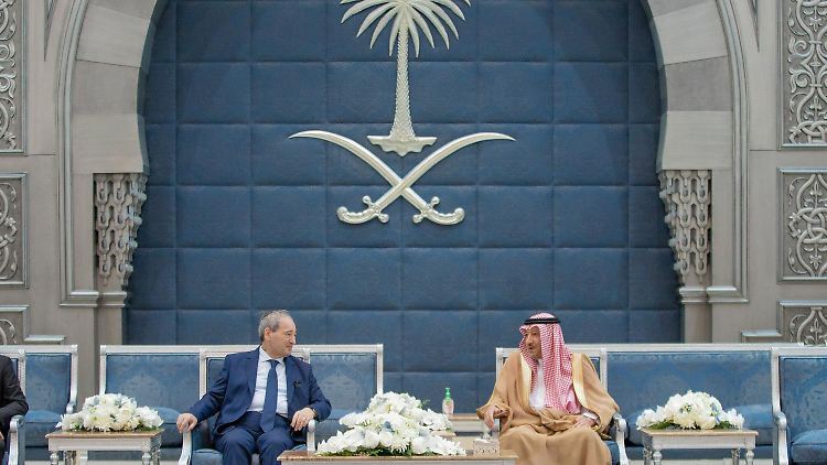 Syriens Außenminister Faisal al-Mikdad trifft den stellvertretenden saudischen Außenminister Walid Al-Khuraiji.