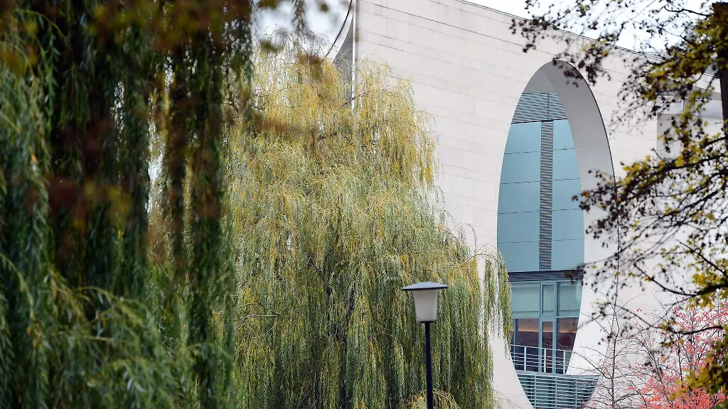 Die-Rueckseite-des-Bundeskanzleramtes-am-Spreebogen