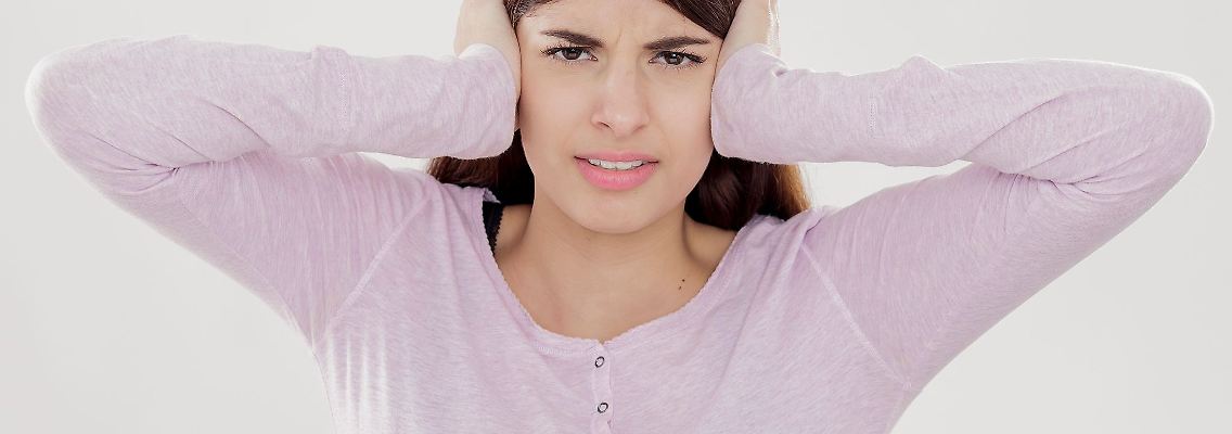 Ihre Kollegin nervt Sie regelmäßig mit Verschwörungserzählungen? Dann kann es sinnvoll sein, klare Grenzen zu setzen - und entsprechende Themen am Arbeitsplatz künftig auszuklammern.