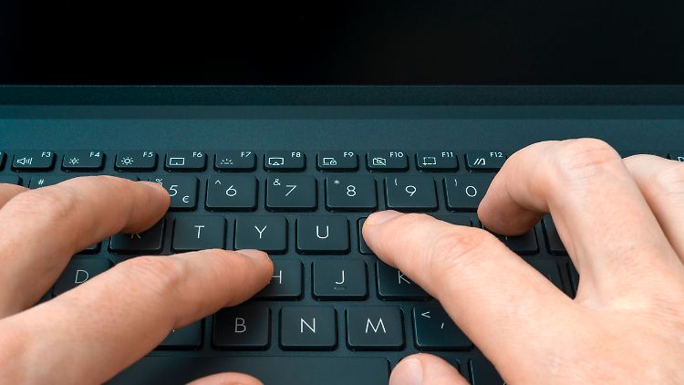 Wer auf der Tastatur rumhackt, ist gestresst. Zumindest trifft das laut Studie auf die meisten Menschen zu. 