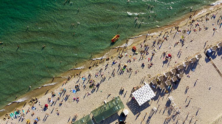 Urlauber am Strand von Popiwka vor Beginn der russischen Invasion in der Ukraine.