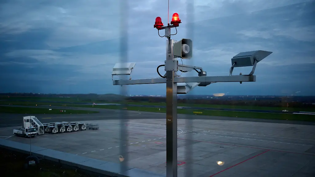 Blick-durch-die-Glasscheiben-der-Besucherterrasse-auf-das-Flugfeld