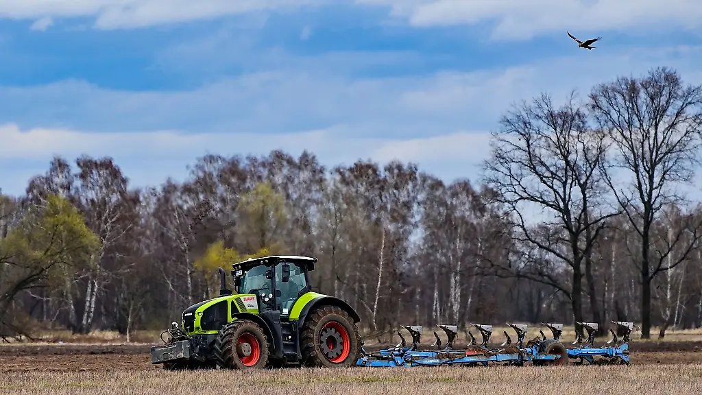 Ein-Landwirt-pfluegt-ein-Feld-Damit-wird-der-Ackerboden-fuer-die-Aussaat-der-Sommerkultur-vorbereitet