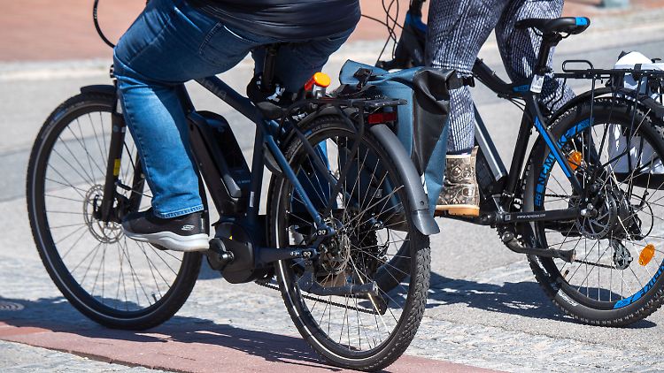 Auch das Radeln mit Motorunterstützung, also mit einem Pedelec oder E-Bike, fordert den Körper.