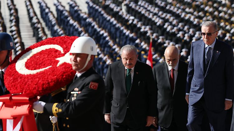 Am 29. Oktober 2022, dem Tag der Republik, nahm Präsident Erdogan an der alljährlichen Gedenkveranstaltung am Mausoleum von Staatsgründer Atatürk teil. 2023 wird die Türkische Republik 100 Jahre alt.