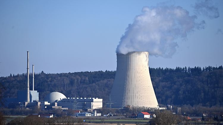 Das Atomkraftwerk Isar 2 in Niederbayern ist eines der drei verbliebenen Werke, das am Wochenende abgeschaltet wird.