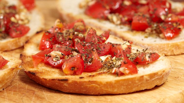 Weißbrot, gehackte Tomaten, Olivenöl und ordentlich Knoblauch - so einfach kann Bruschetta sein. 