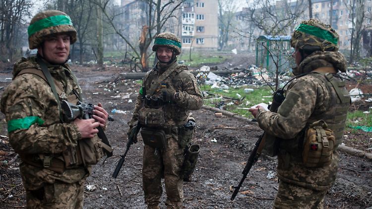 Seit Monaten halten ukrainische Truppen die Stadt Bachmut gegen eine Überzahl an russischen Kämpfern.