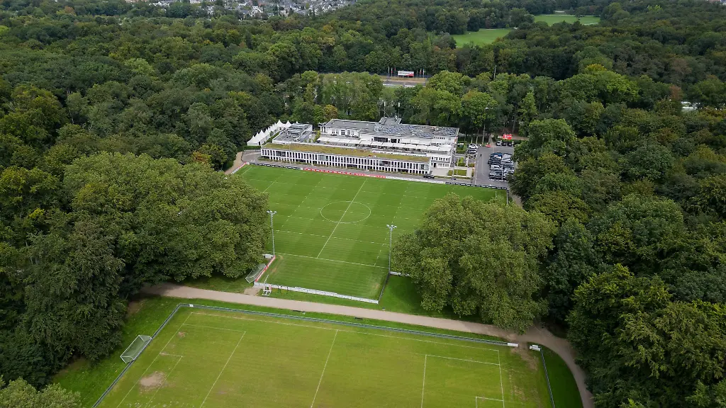 Blick-auf-das-Geissbockheim-Trainingsgelaende-des-1-FC-Koeln-im-Gruenguertel
