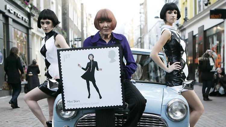 Modeikone Mary Quant und zwei Models mit ihren berühmten Kreationen im Jahr 2009.