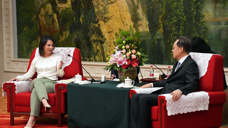 Baerbock im Austausch mit Chen Min'er, dem Parteisekretär der Stadt Tianjin.