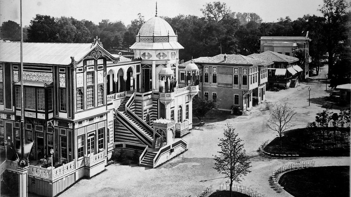Ebenfalls ein Publikumsmagnet war das sogenannte "Orientalische Viertel", das von einem besonderen architektonischen Hingucker überragt wurde: ...
