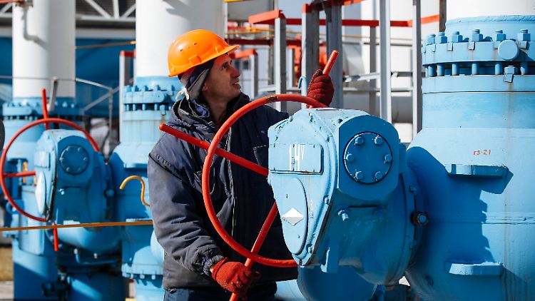 Ein Mitarbeiter in einer Anlage des Konzerns Naftogaz nördlich von Kiew.