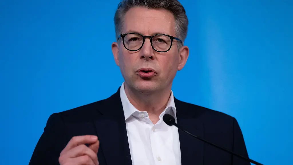 Markus-Blume-CSU-Wissenschaftsminister-von-Bayern-spricht-nach-einer-Kabinettssitzung-auf-einer-Pressekonferenz