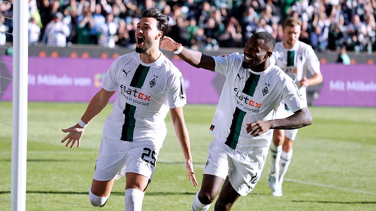 Nächste Saison gibt es das nicht mehr: Ramy Bensebaini und Marcus Thuram jubeln für Borussia Mönchengladbach.