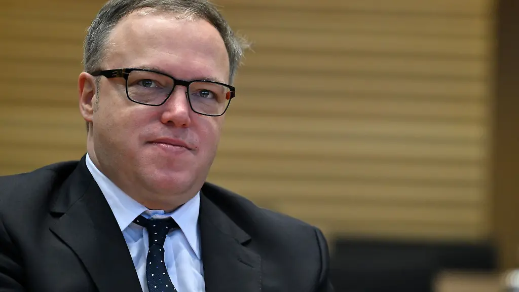 Mario-Voigt-Thueringens-CDU-Fraktionschef-laechelt-waehrend-einer-Sitzung-des-Thueringer-Landtags