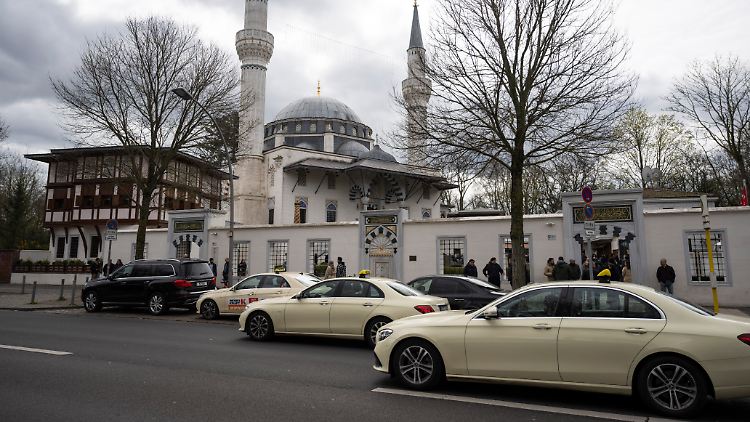 Familie und auch andere Taxifahrer nehmen Abschied vom Getöteten.